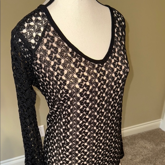 Design Lab Lord & Taylor Black Lace Blouse with Gold Lining - Picture 4 of 12